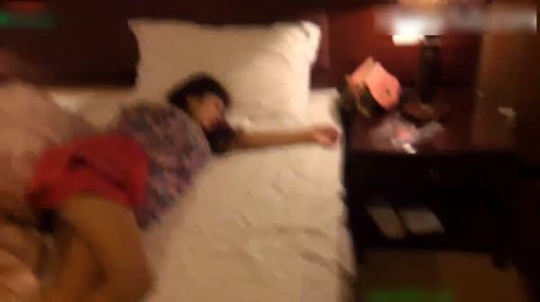 国产真实把妹子灌醉草B系列46-美女和网友见面喝醉后被慢慢脱掉衣服玩弄啪啪,腿型很不错